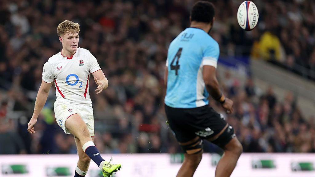 Fin Smith kicking the ball