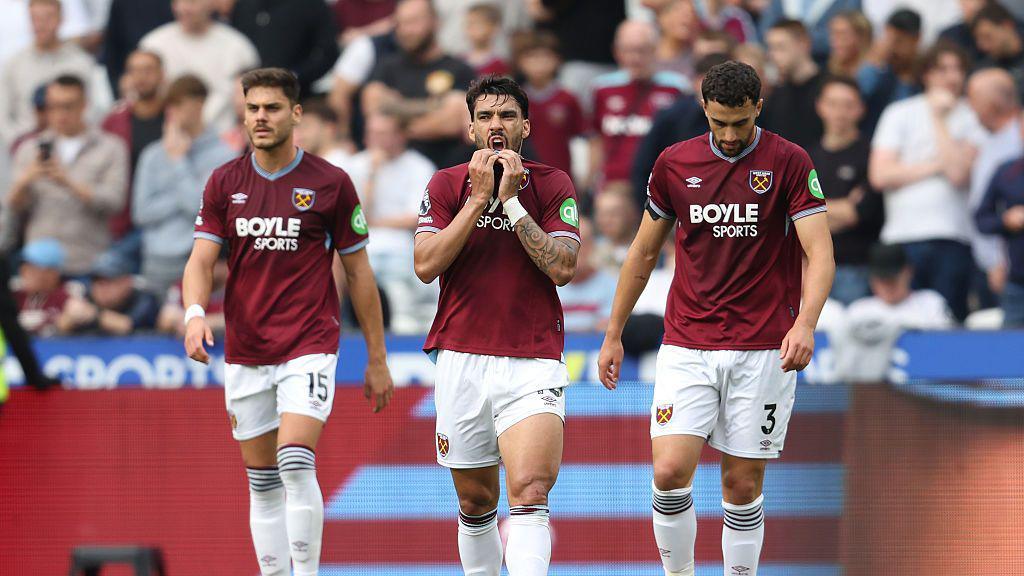 West Ham players look dejected 