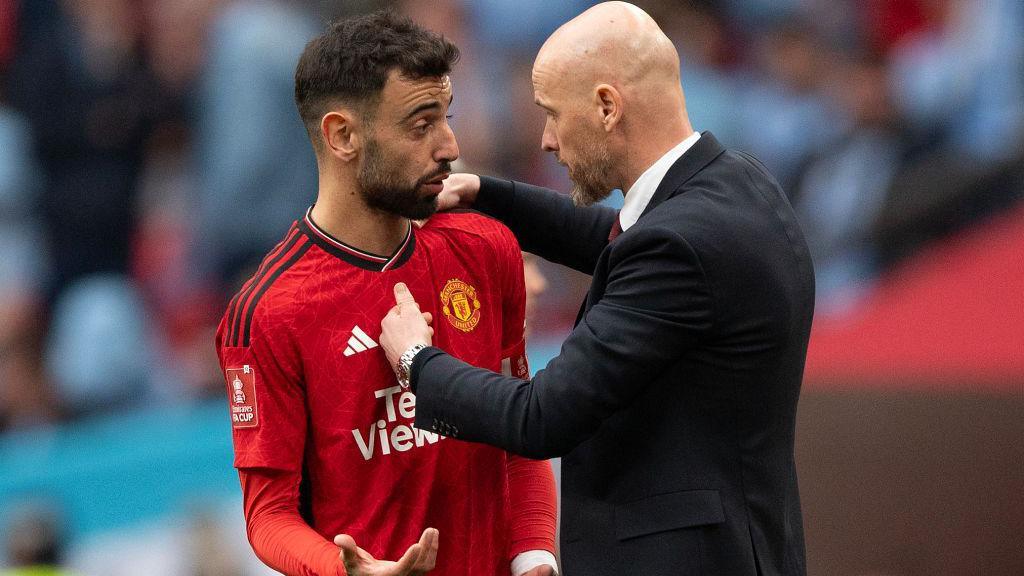 Bruno Fernandes and Erik ten Hag talking. Ten Hag has his hand on Fernandes' left shoulder