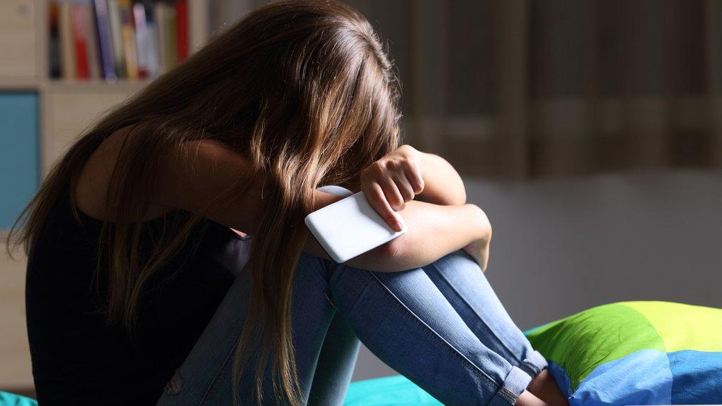 Worried-girl-sitting-on-bed