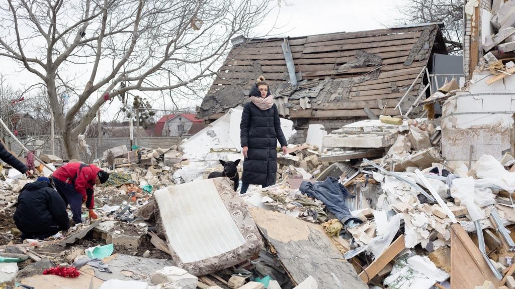 Local residents fill the bags with sand that will be used to reinforce the checkpoints set up on the roads leading to Zaporizhzhia