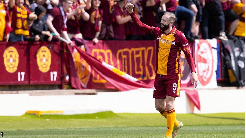 Van Veen salutes Motherwell fans