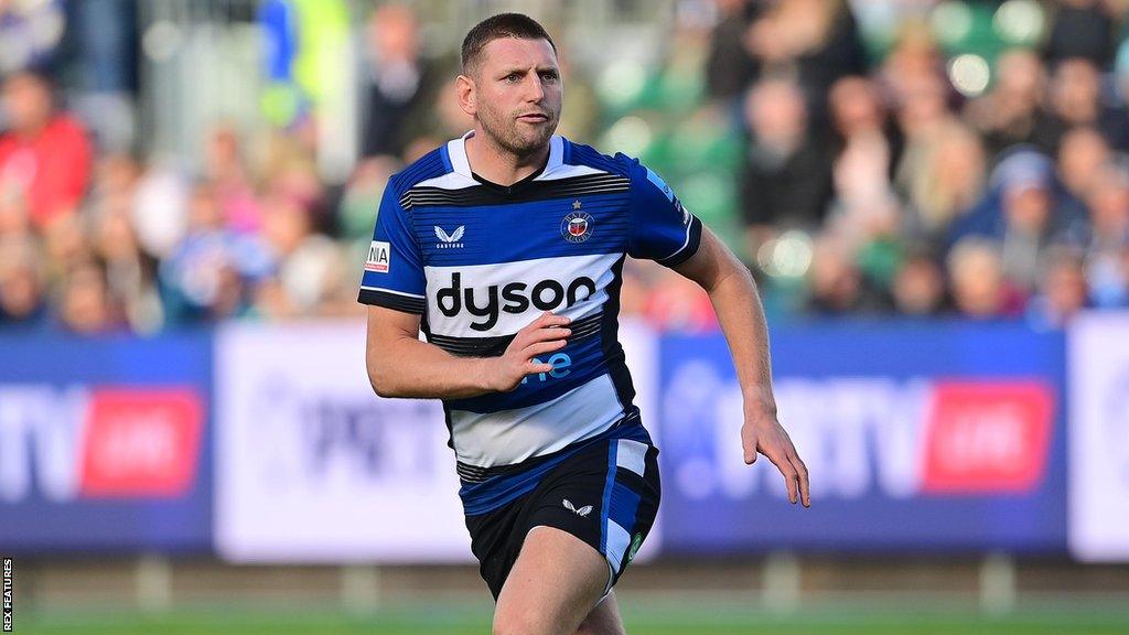 Finn Russell running on the pitch during a match for Bath