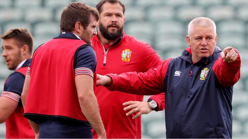 Jared Payne receives instructions from Warren Gatland