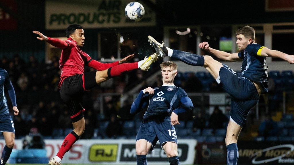 Ryan Leak (right) contests for the ball with Keanu Baccus