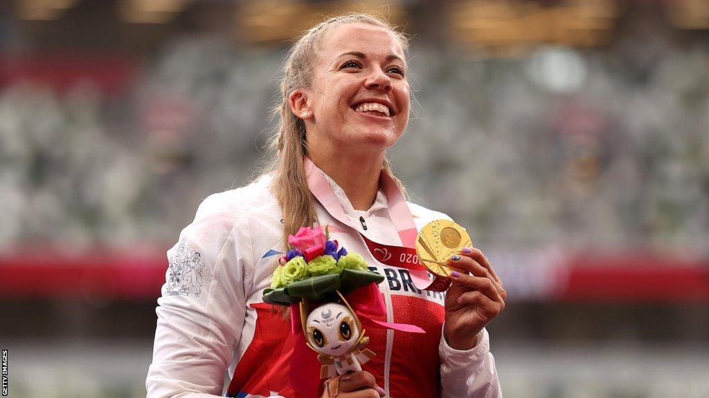 Hannah Cockroft on the medal podium in Tokyo