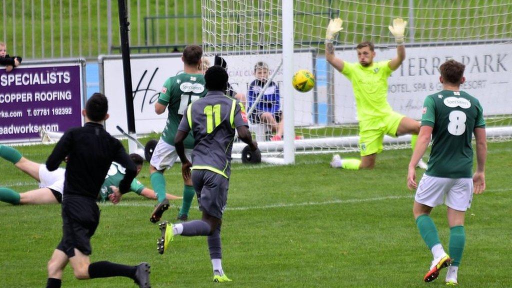 Guernsey FC v Thatcham Town