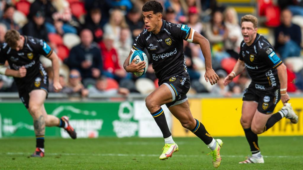 Rio Dyer attacks for Dragons with Angus O'Brien in support