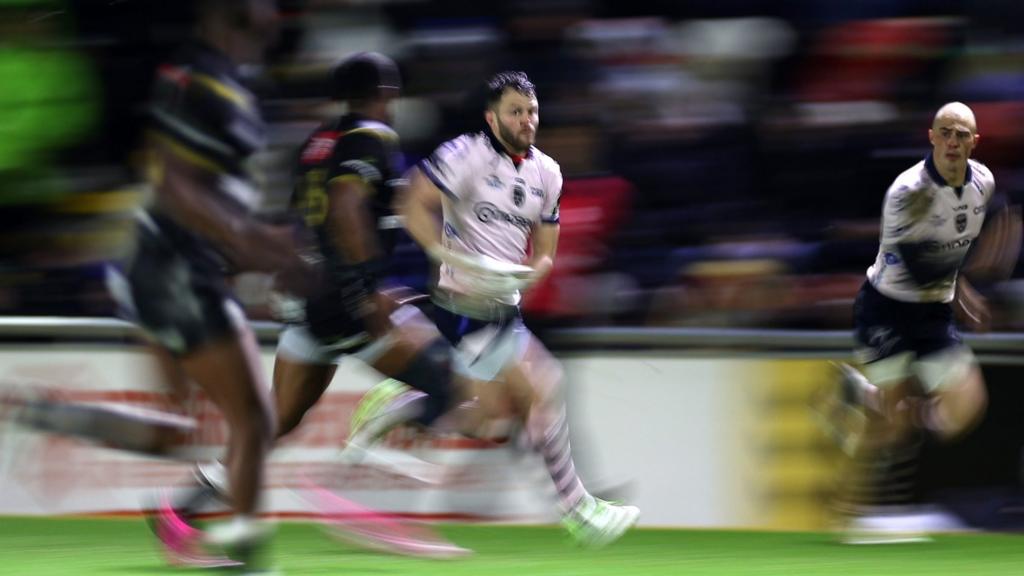 Steff Hughes on the run for Dragons