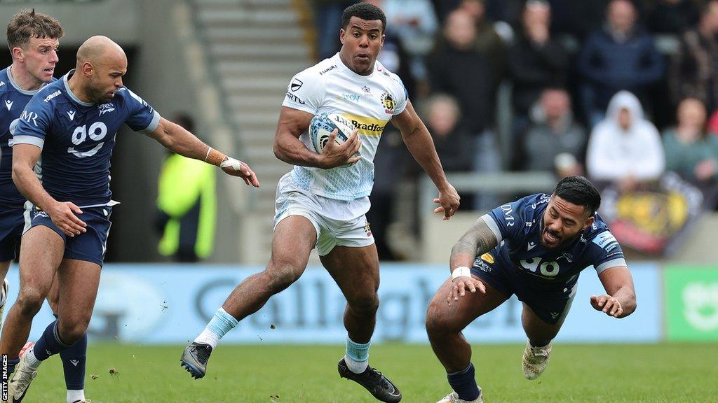 Immanuel Feyi-Waboso fends off Manu Tuilagi