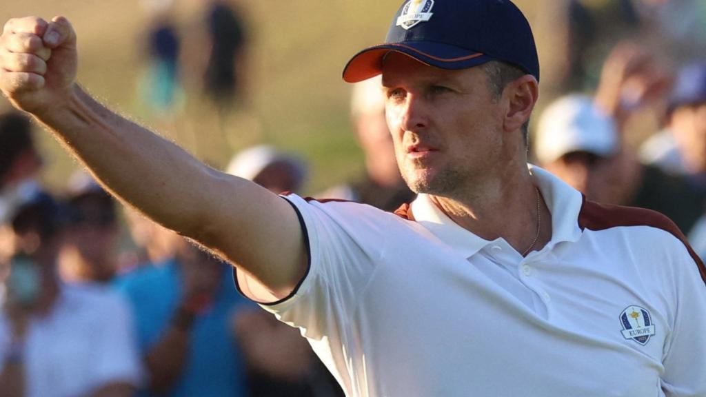 Europe's Justin Rose punches the air after holing a putt to win his fourballs match on day two of the Ryder Cup