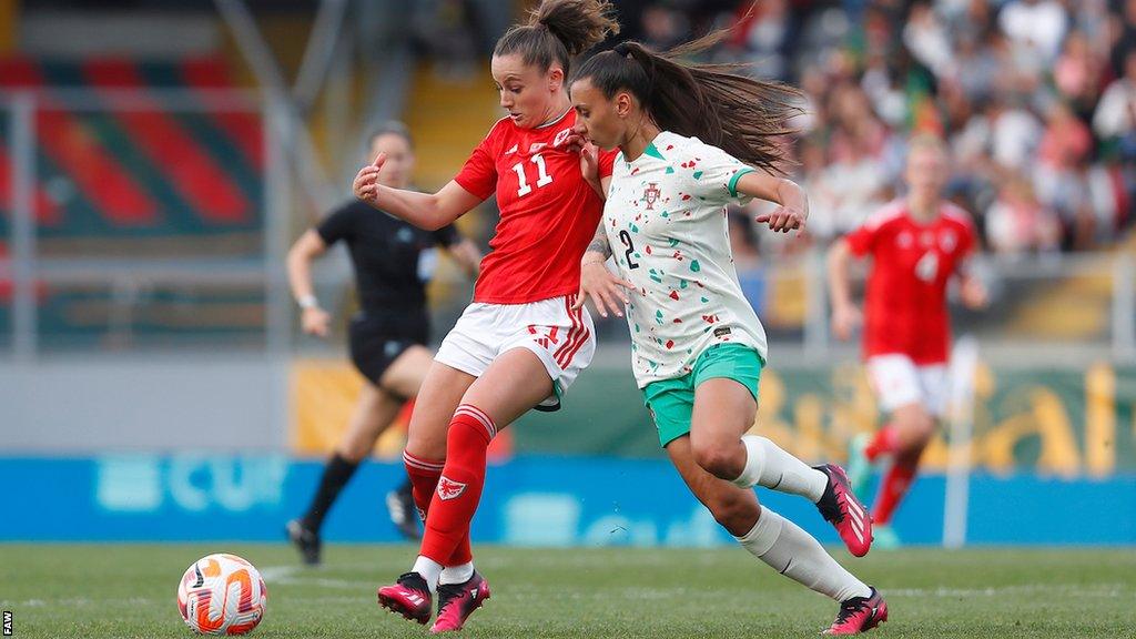 Hannah Cain passes the ball