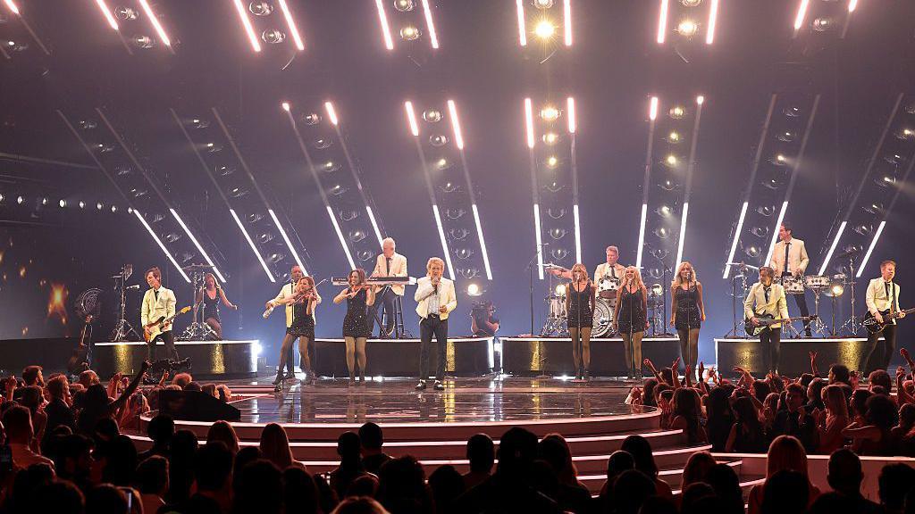 Sir Rod Stewart performing at the AMAs.
