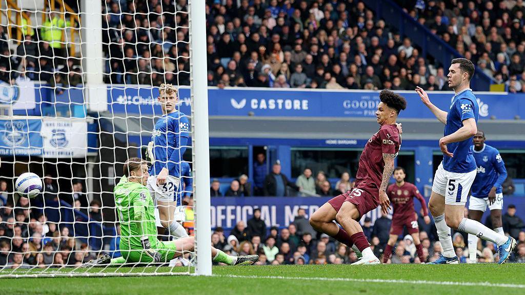 Nico O'Reilly scores for Man City