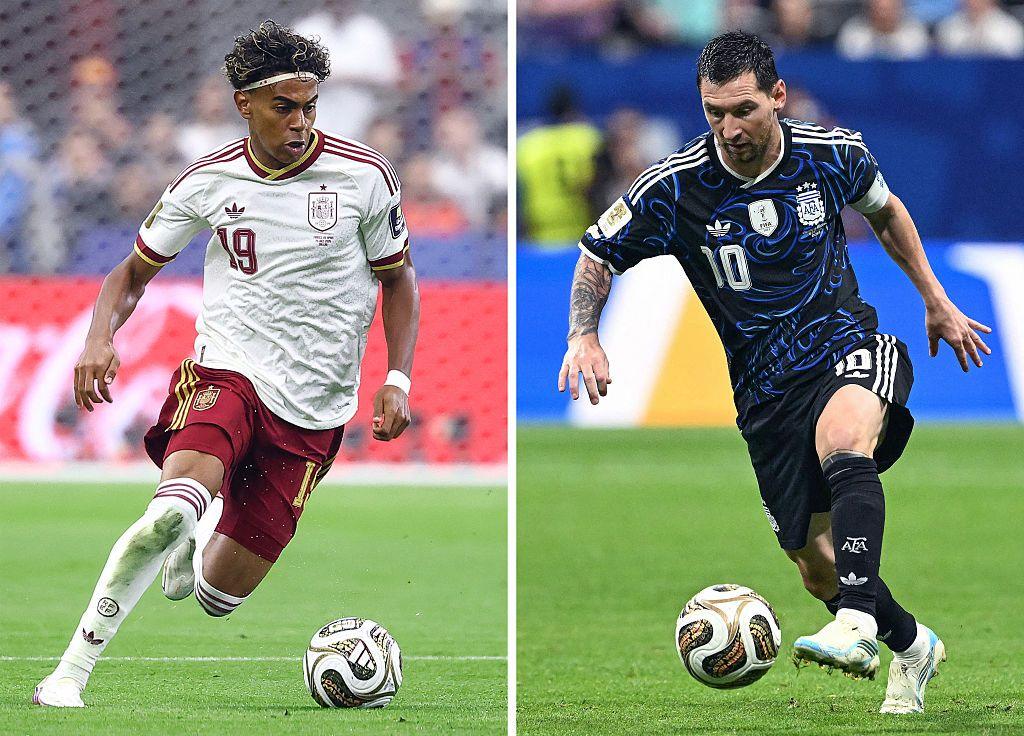 Lamine Yamal/Lionel Messi running with the ball