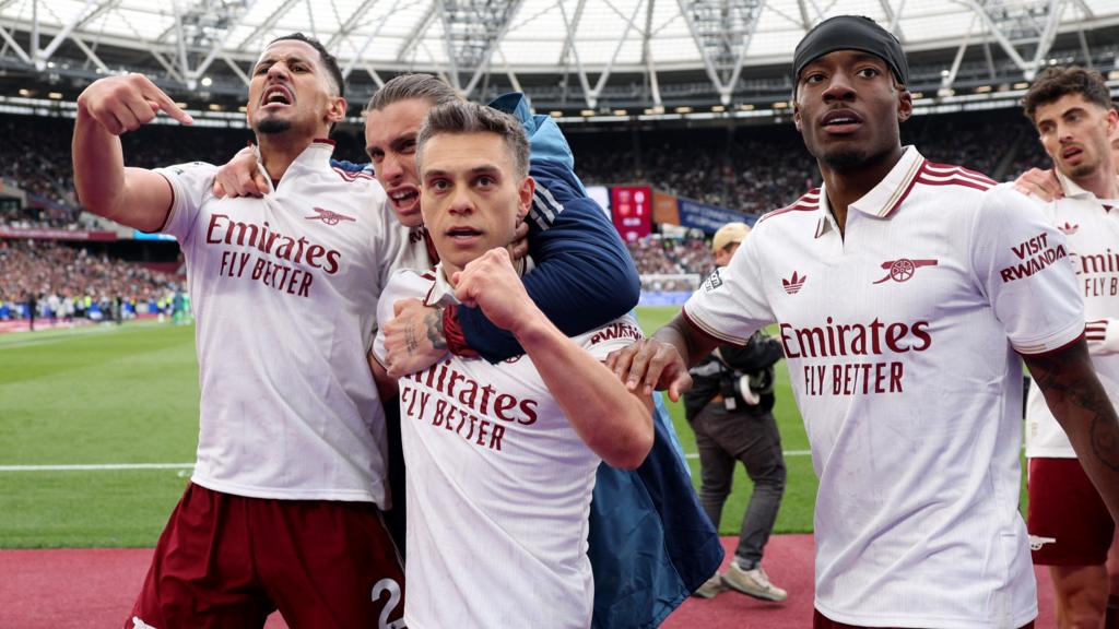 Arsenal celebrate after Leandro Trossard's goal