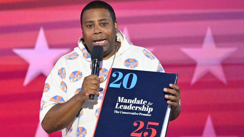Komediani Kenan Thompson mbante një kopje të madhe të librit “Mandati për Lidership” të Projektit 2025 si rekuizit, ndërsa i drejtohej Konventës Kombëtare Demokratike gjatë fushatës zgjedhore.