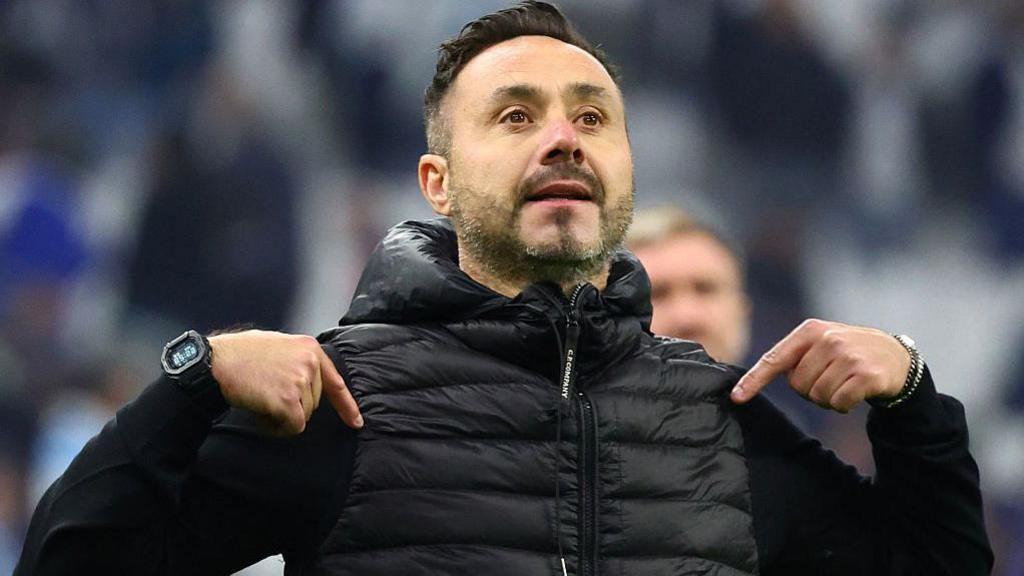 Roberto de Zerbi gestures the Brescia 'V' towards rivals Atalanta when they faced his Marseille side last season