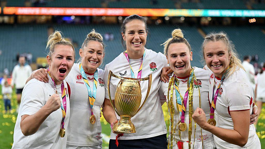 Marlie Packer, Natasha Hunt, Emily Scarratt, Megan Jones and Zoe Aldcroft with the trophy after the 2025 final.