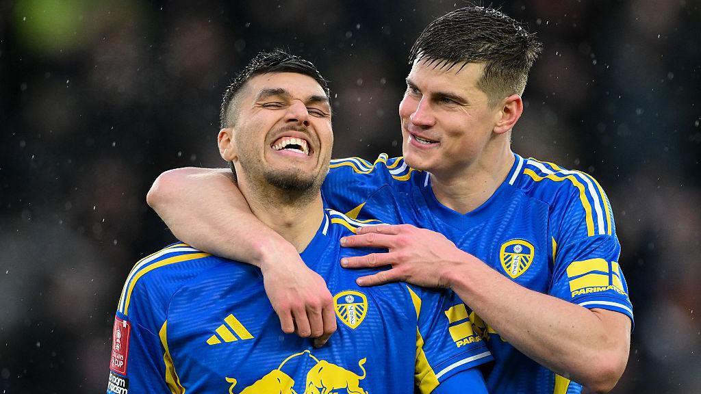 Jaka Bijol of Leeds United celebrates victory with Joel Piroe 