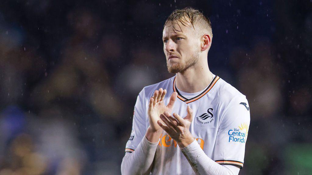 Harry Darling applauds Swansea fans