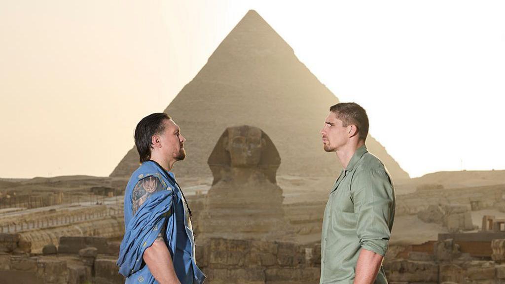 A face-off between Rico Verhoeven and Oleksandr Usyk in front of the Great Pyramid of Giza