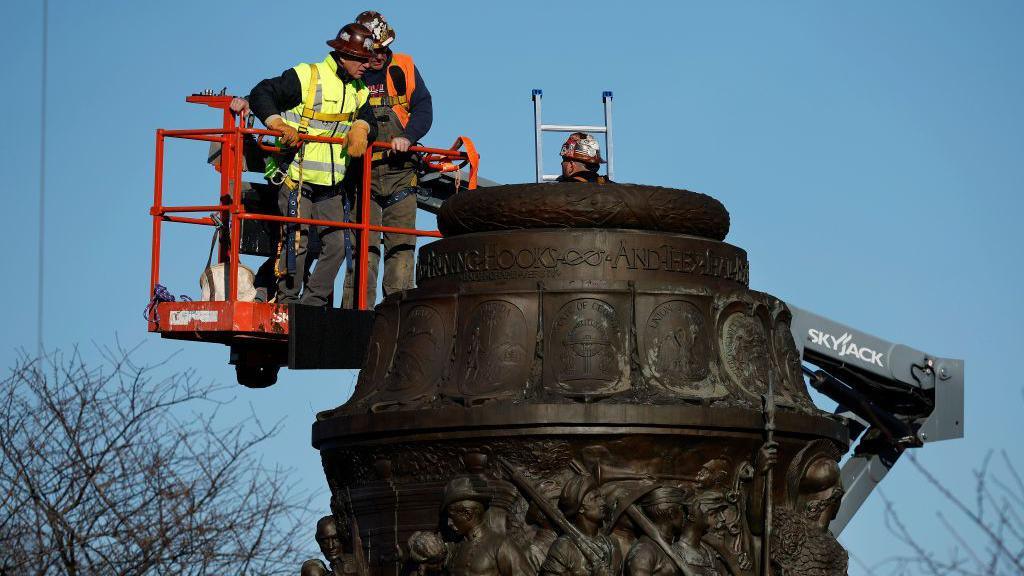 Construction workers atop the Confederate Memorial in Arlington National Cemetery