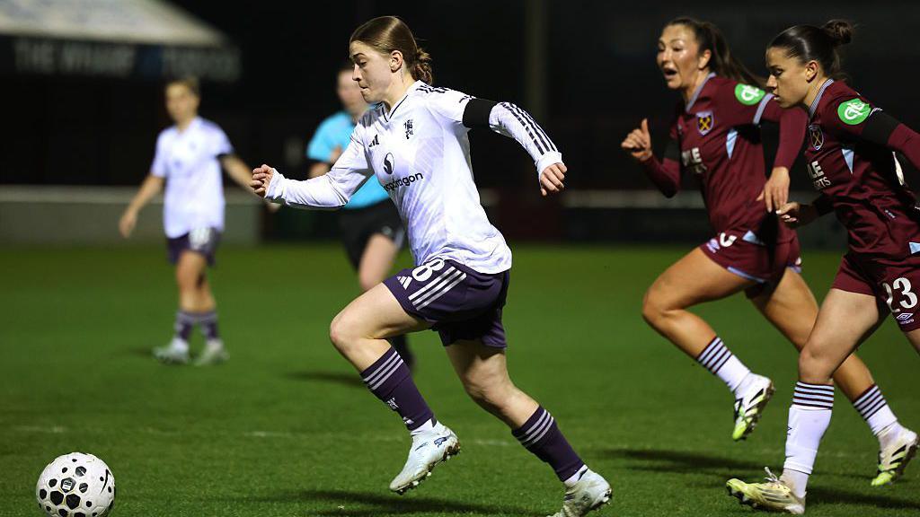 Jess Park runs with the ball