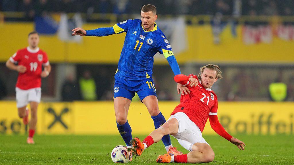 Edin Dzeko yn chwarae dros Bosnia-Herzegovina yn erbyn Awstria yn rowndiau rhagbrofol Cwpan y Byd 2026