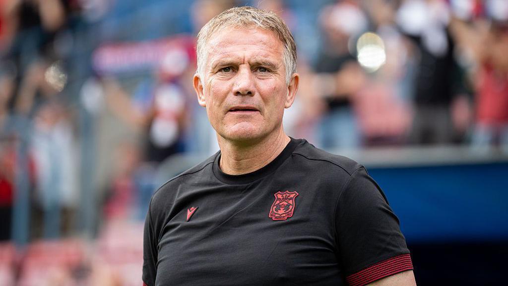 Phil Parkinson yn ystod taith Wrecsam i'r Unol Daleithiau yn haf 2026.