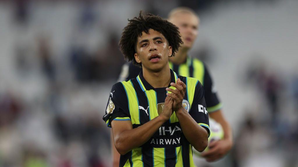 Rico Lewis Sự Linh Hoạt Đầy Ấn Tượng Trong Đội Hình Man City