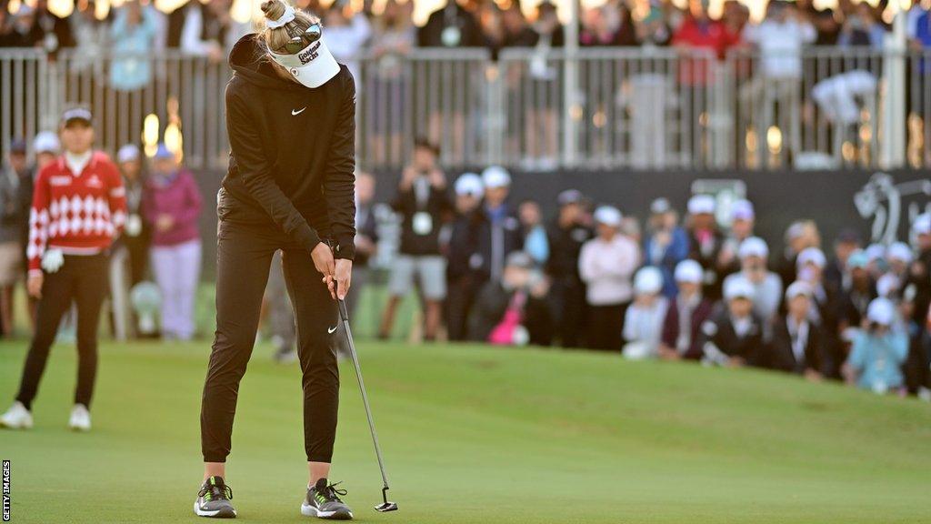 Nelly Korda making the decisive putt