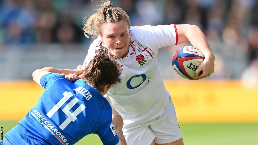 Sarah Bern hands off an Italy player