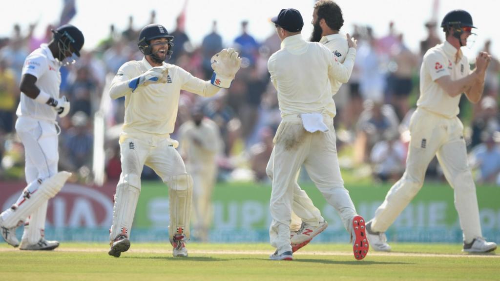 England bowler Moeen Ali (2nd r) is congratulated by Jack Leach and Ben Foakes after dismissing Sri Lanka batsman Angelo Mathews