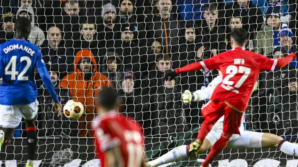 Benfica's Rafa Silva scores to make it 1-0