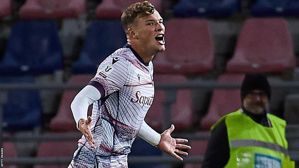 Sydney van Hooijdonk scores for Bologna