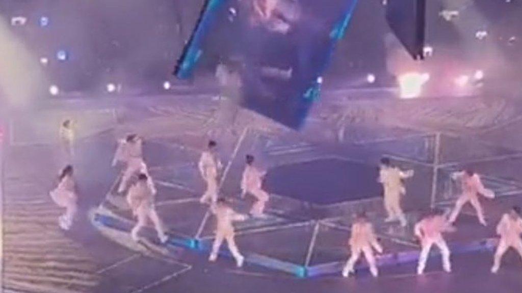 Video screen crashes at Hong Kong 'Mirror' concert.