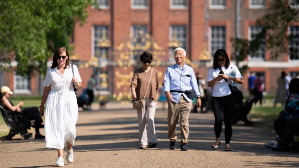 People walking in Kensington Gardens