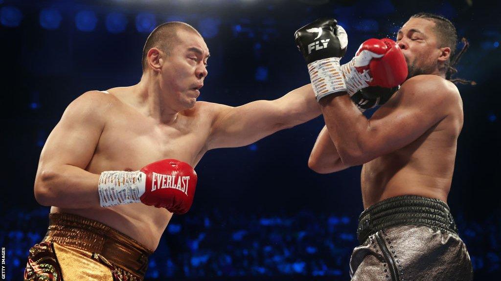 Zhilei Zhang punches Joe Joyce in the face