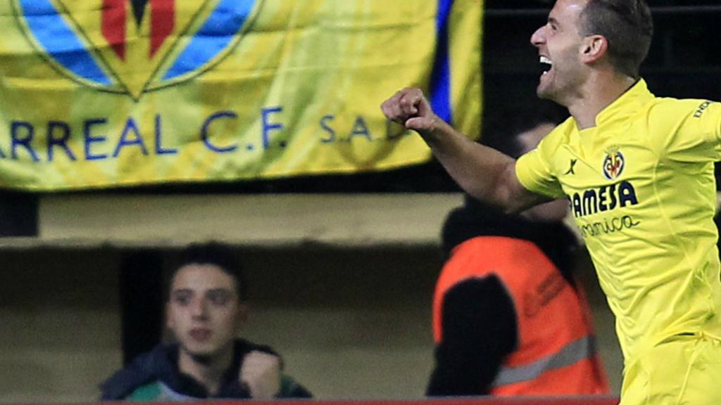 Roberto Soldado celebrates scoring