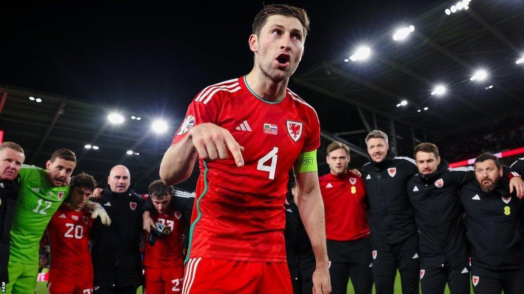 Ben Davies talks to the Wales squad in a post-match huddle