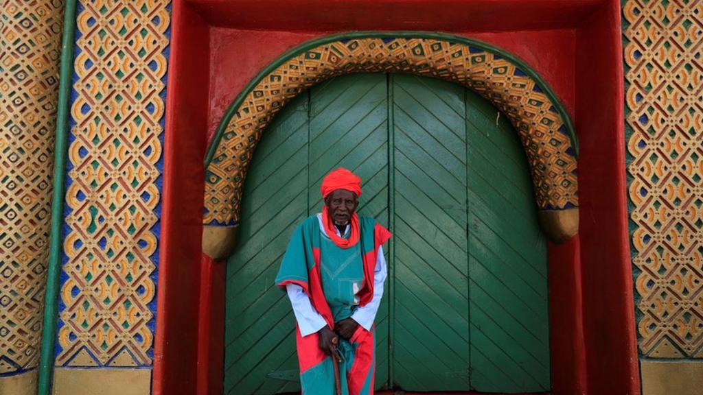 A palace guard stands in front of the Emir"s palace before the start of the Durbar festival, on the second day of Eid al-Adha celebration, in Nigeria"s northern city of Kano September 2, 2017.