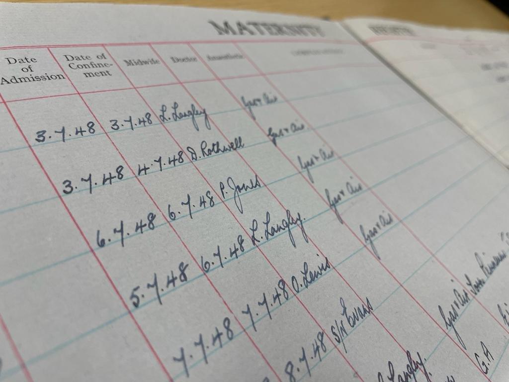 The page of the handwritten records gives the date of confinement, the name of the midwife and the pain relief given.