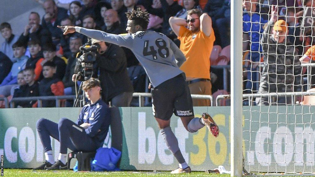 Sory Kaba celebrates his goal