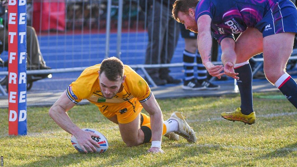 Nick Slaney scores a try