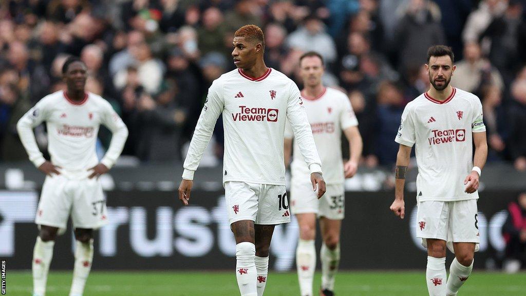 Manchester United players look dejected