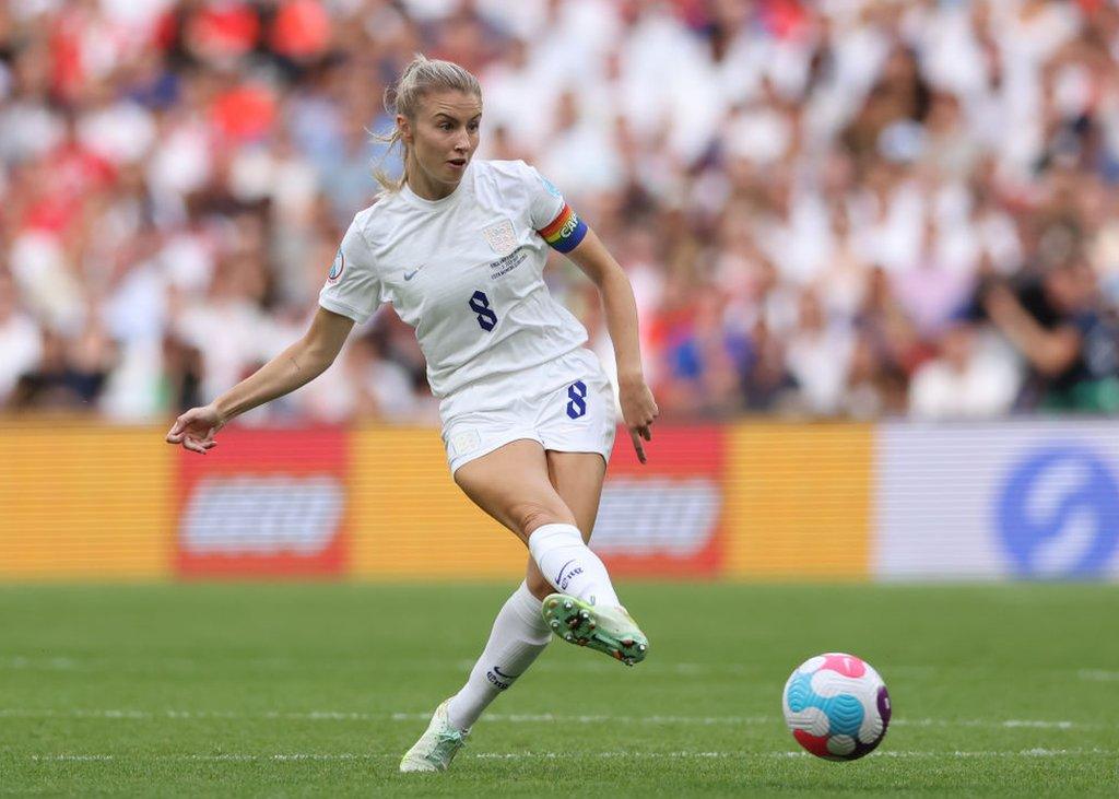 Leah Williamson playing for England