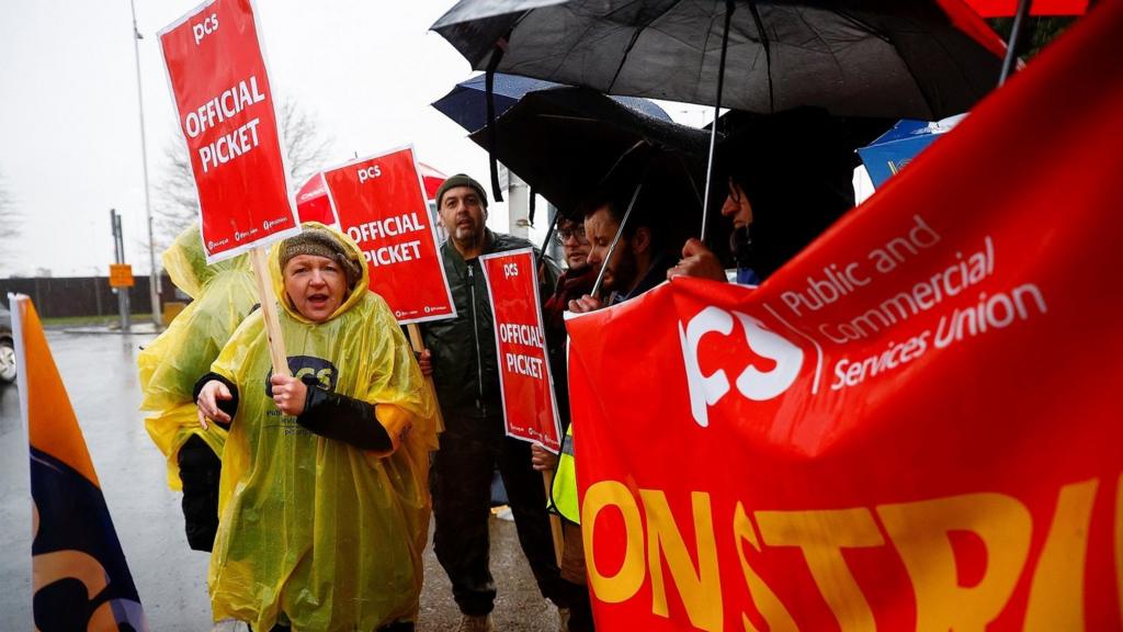 Members of the Public and Commercial Services (PCS) Union take part in a border force workers strike action near Heathrow Airport, in London, Britain 23 December 2022. REUTERS/Peter Nicholls