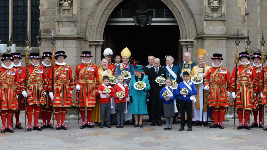 Queen outside Leicester Cathedral