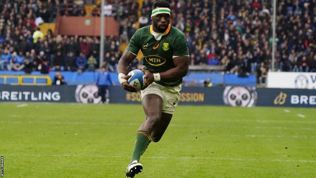 Siya Kolisi carrying the ball for South Africa